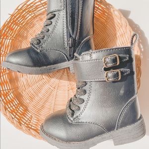 SOLD 🧺Carter’s booties